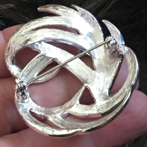 Vintage Monet textured silver tone cluster brooch - Picture 5 of 6